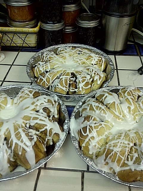 Finished cinnamon tea ring ready to eat (or give as gifts)