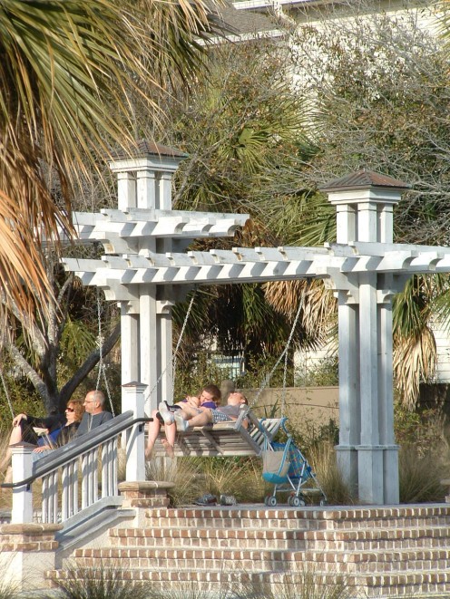 Wooden swings are also sheltered from the sun and provide spectacular views of the beach and ocean. They are a great place to rest and cuddle with loved ones.