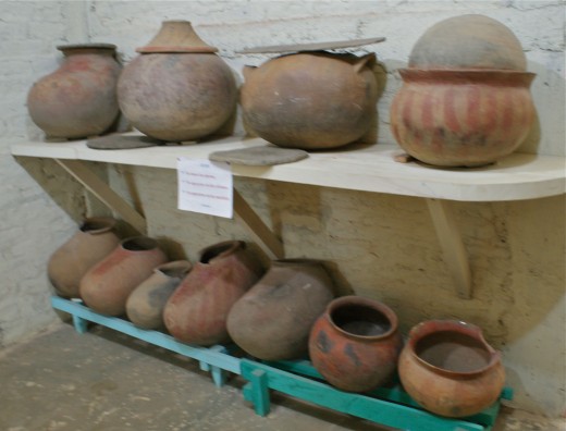 Funerary urns and pots (ollas) that have been found on Ometepe.  Ollas were used following the Sapoa period.