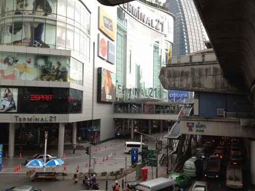 It is also just a very short distance to the Asok BTS Sky Train