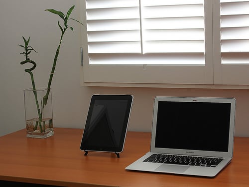 Clutter free desk