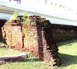 Old brick structures behind Kiri Vehera.