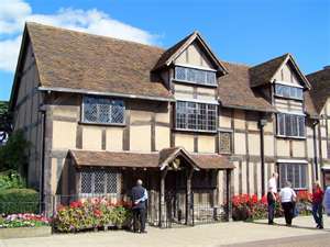 This photo of the house in which William Shakespeare was born is courtesy of en.wikipedia.org,
