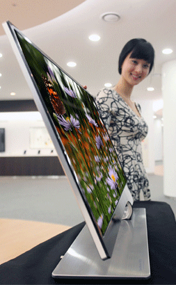 Only Samsung are offering 3D and a curved screen to date.