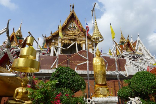 Wat Hua Lumphong is right behind the Montien, about a 15 minute walk.