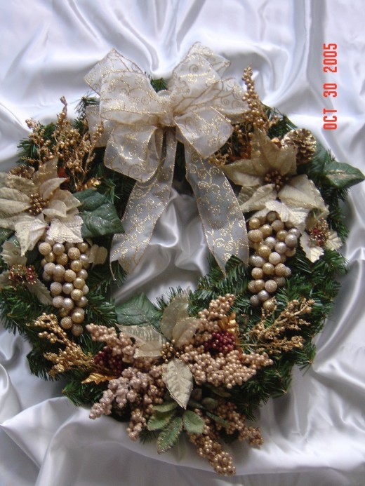 Here is another example of a artificial wreath that you can make with your own hands.