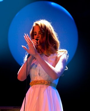 Del Rey sings her heart out on stage. 