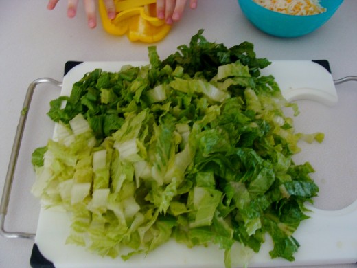 Cut the lettuce into long strips.
