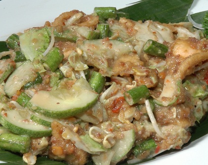 Karedok - Sundanese Raw Vegetable Salad With Spicy Peanut Sauce 