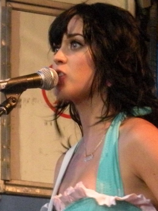 microphone stuck to her lips Katy Perry 