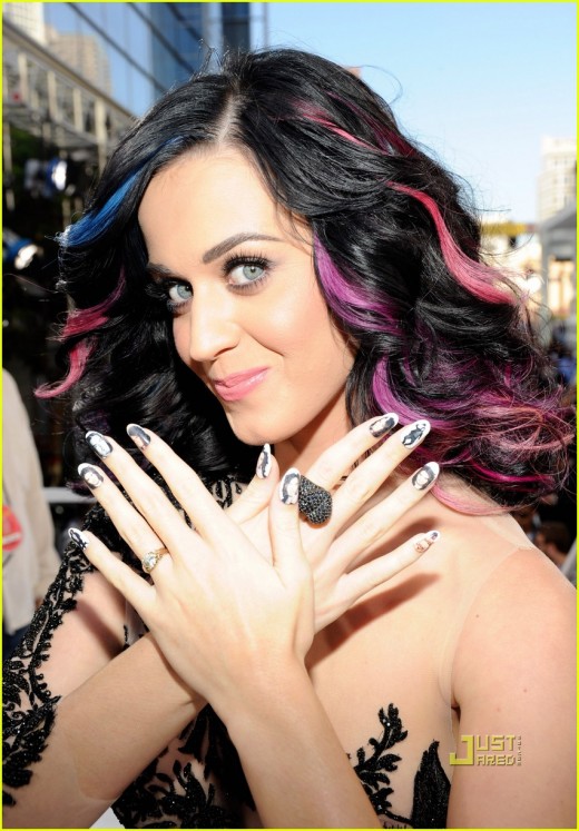 Katy Perry showing off her rings 