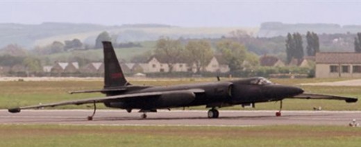 U2 Dragon Lady.  103 ft long wing supported by pogos. Main LG and the rear caster wheel located in line on the fuselage center line.  Notice also wing tip titanium skids