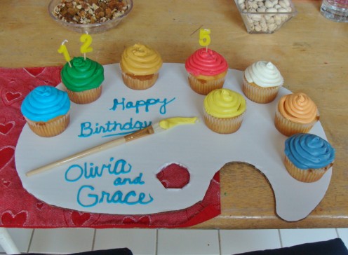 An artist pallet of cupcakes!