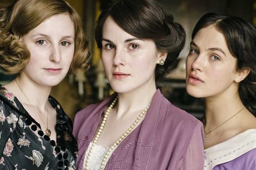 Lord Grantham's 3 daughters, Edith (L) Mary (M, b*tch) and Sybil (R)