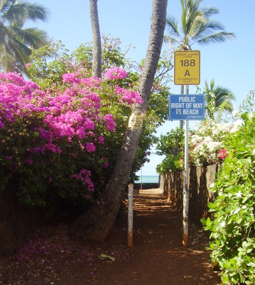 Public rights of way to beach encircle the island of Oahu.