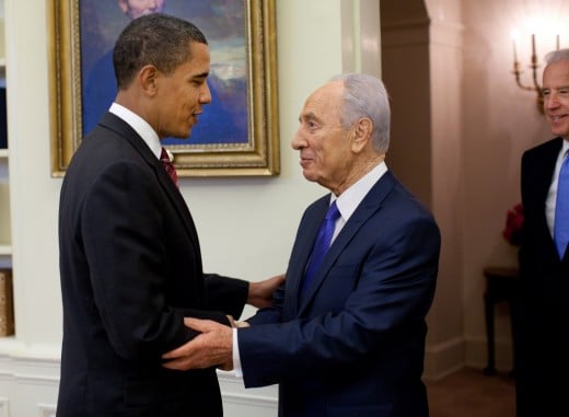 Barack Obama welcomes Shimon Peres in the Oval Office