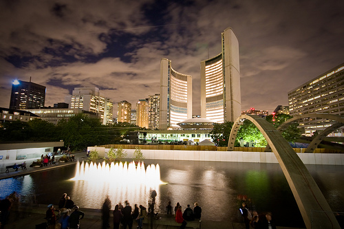 Sky glow in Toronto. Photo by bensonkua.