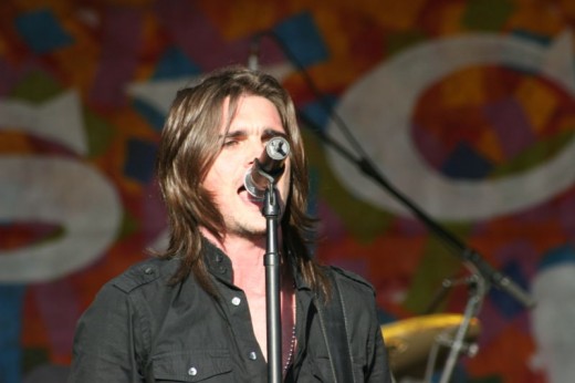 Juanes performing at the 2005 New Orleans Jazz and Heritage Festival.