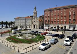 What the fountain looks like today (from a different perspective) facing Marijan Hill.  The red building behind the fountain is the former Bajamonti Palace, which he sold to settle debts, to the Dušković family, another prominent name in Split.