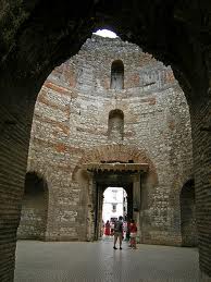 Until the 16th century, traces of the Diocletian's mosaic could still be seen on the walls of the vestibule, located behind the Peristil.  There is an open air entrance in the center.  