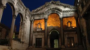 The arch in the center is the entrance to the Vestibule.  Here, the Diocletian would emerge to greet his public.  What a spectacle!