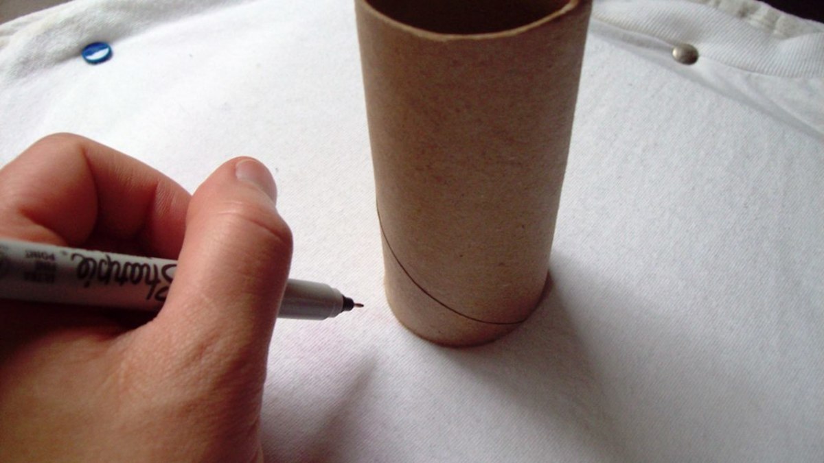 Draw a circle for the planet with a toilet paper tube.