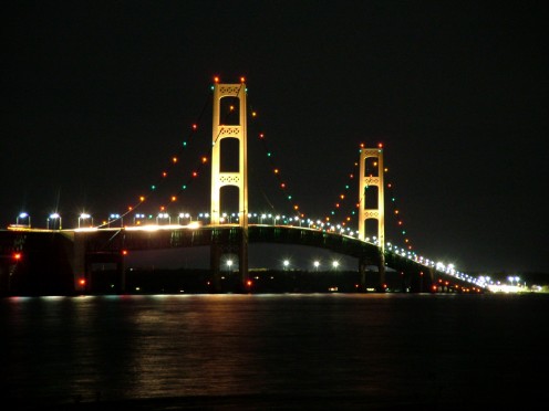 Mackinac Bridge lit up at night. By Nick Nolte (Own work) [GFDL (http://www.gnu.org/copyleft/fdl.html), CC-BY-SA-3.0 