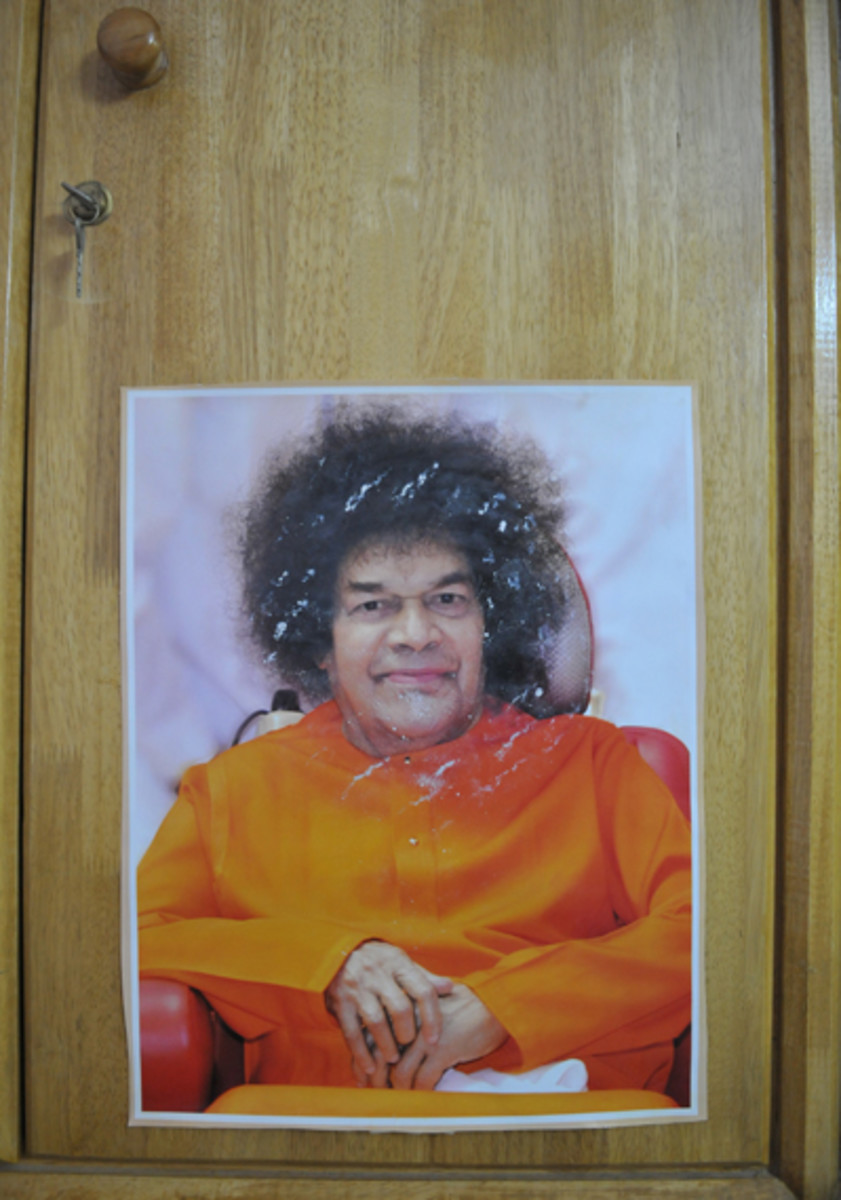 La imagen en el armario de mamá.  Un halo agradable y suave de vibhuti se ve alrededor de la cara de Swami.