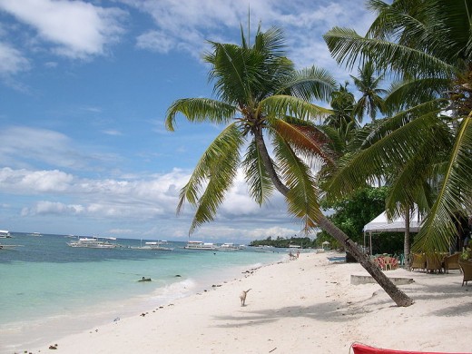 Alona Beach at Panglao island (Photo by Magalhaes, March 25, 2006