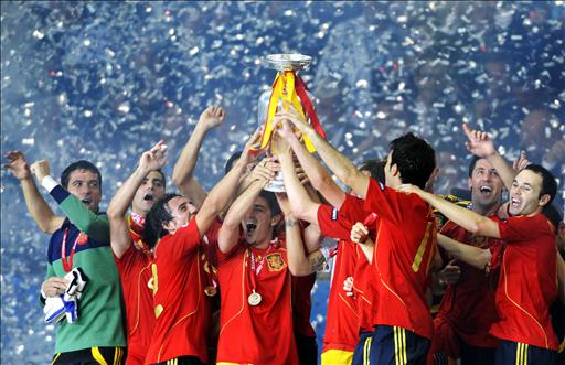 Soain celebrating with the Euro 2008 trophy.