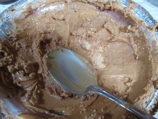 Spread peanut butter quickly! The peanut butter here is already starting to harden.