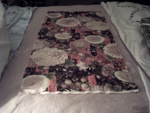 This is the outside of the casserole dish cover.. 1/2 yard.... 1 layer of batting in between the outside and the lining.  Simple layout 44 x 18 inches of fabric and batting