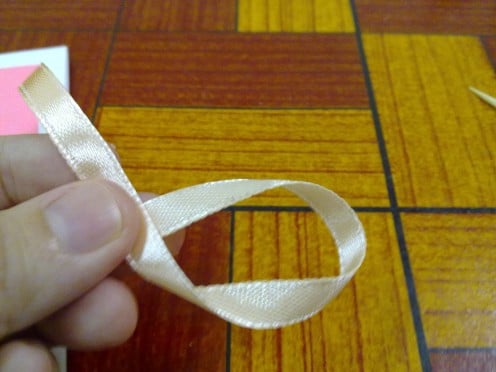 make the ribbon form in a circle