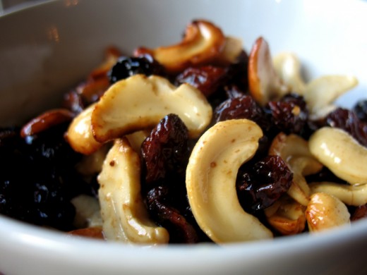 Roasted cashews with raisins