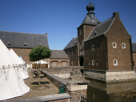 The second gatehouse and drawbridge that seperates the fore courtyard from the main courtyard.