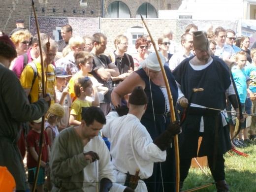 Dutch Warbow Society DEMO-lition team preparing for battle