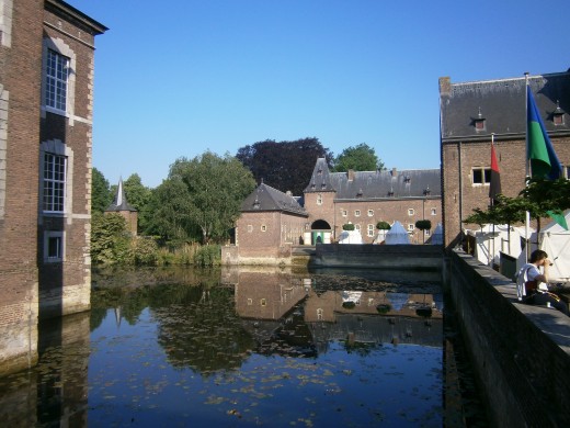 Looking at the fore-courtyard from the drawbridge between the keep and the main courtyard.