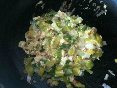 leek with beaten egg on the skillet
