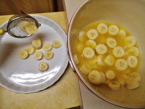 Place banana slices in baking dish.  