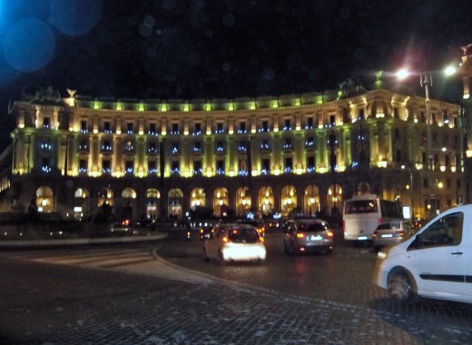 Arcade and Fontana della Naiadi in the Plaza della Repubblica