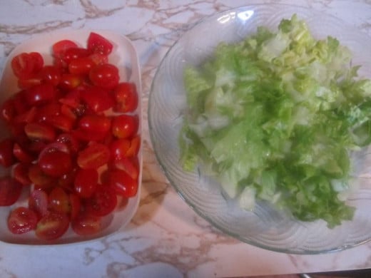 Chopped tomatoes and lettuce