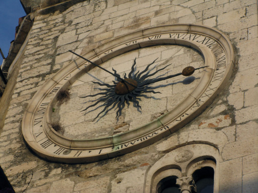 This 24-hour clock was a wonder in its day, added in the 14th century to the already existing church Our Lady of the Bell located on the west wall of the palace.  Facing the town square or Piaca, it is a pearl of early Renaissance structures.
