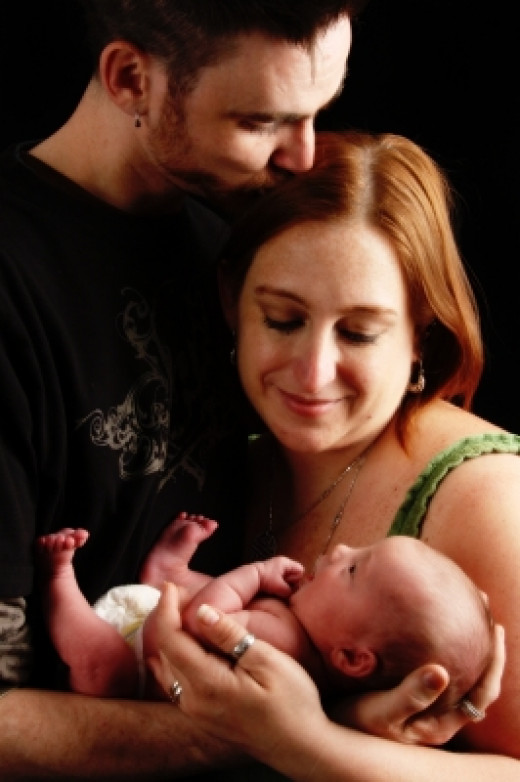 Famille heureuse avec un bébé nouveau-né