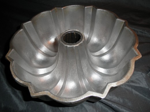 Here's a cool vintage cast aluminum bundt pan that I am selling on Ebay. It should sell for good profit. These sell well at flea markets too.