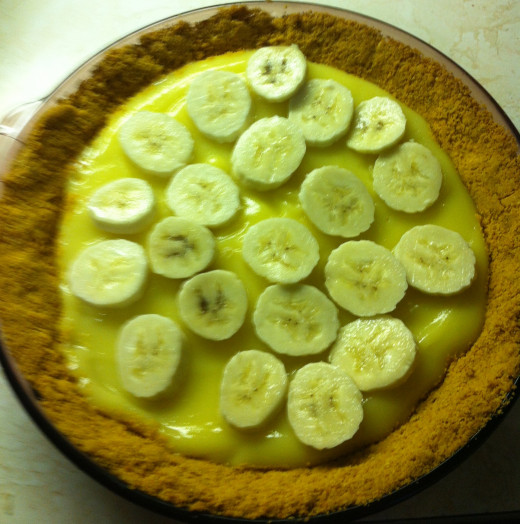 Place sliced bananas on top of pudding.