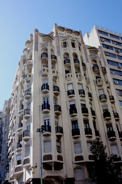 Palacio Rinaldi. Ubicado en la esquina noreste de Avda. 18 de Julio y Pza. Independencia. Montevideo