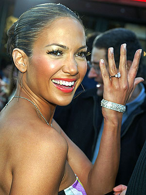 Jennifer Lopez showing off the 6-carat pink diamond engagement ring from Ben Affleck