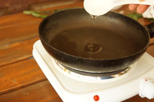 heat oil in a small pan or sauce pan