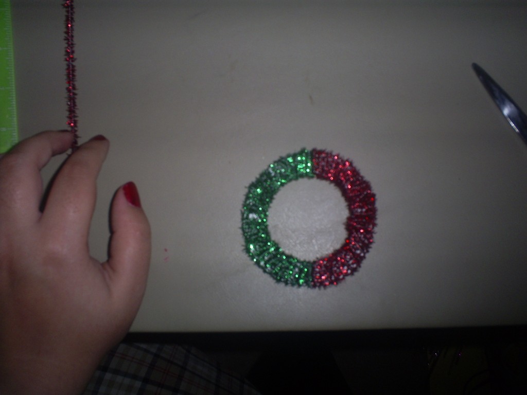 How To Make A Christmas Wreath Decoration With Sparkly Pipe Cleaners