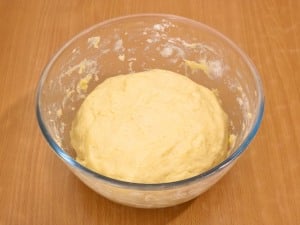 Add flour and baking yeast, knead the dough.